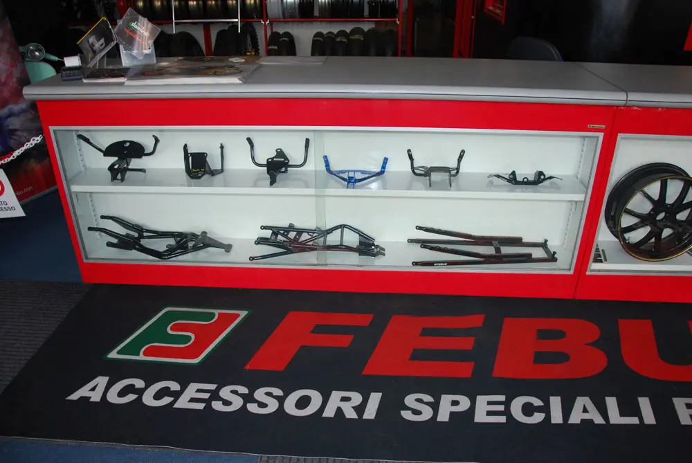 Sede Febur - Dettaglio lavorazioni artigianali sui telaietti