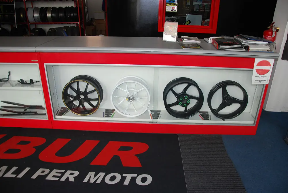 Sede Febur - Showroom con moto stradali e da pista